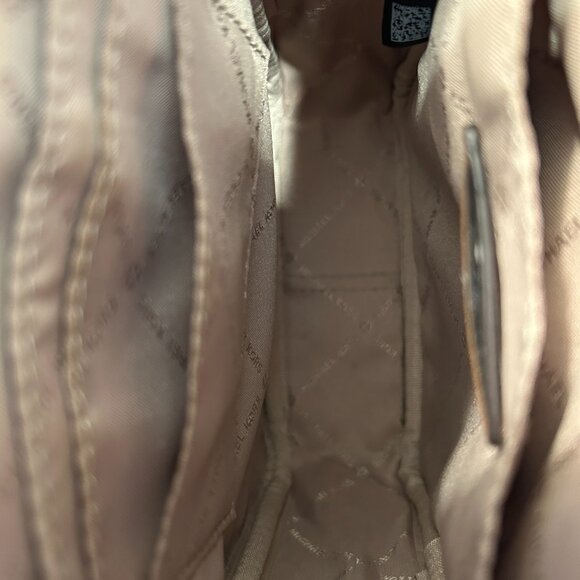 VGUC Michael Kors Jet Set Travel Medium Logo Crossbody Bag in Vanilla Colorway - Picture 11 of 11